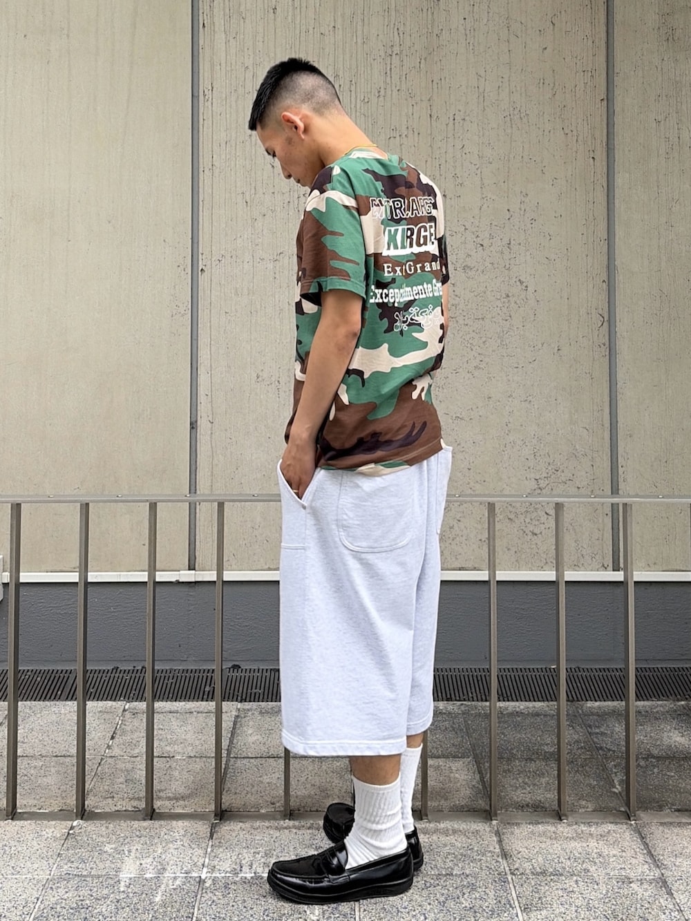 その他のTシャツ/カットソー、グレー系のスウェットパンツを着用したメンズの夏コーディネートの4枚目の写真