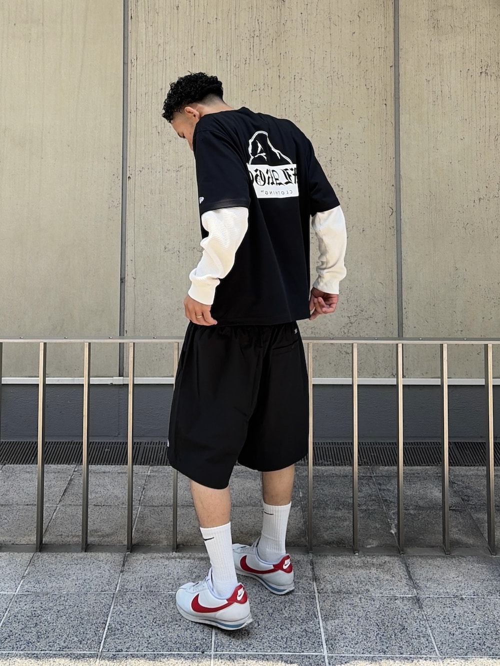 ブラック系のTシャツ/カットソー、ブラック系のその他パンツ、ホワイト系のTシャツ/カットソーを着用したメンズの夏コーディネートの3枚目の写真