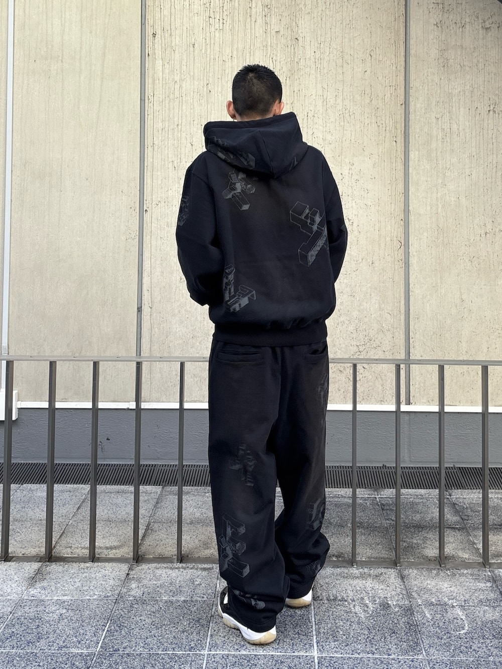 ブラック系のパーカー、ブラック系のスウェットパンツを着用したメンズの冬コーディネートの3枚目の写真