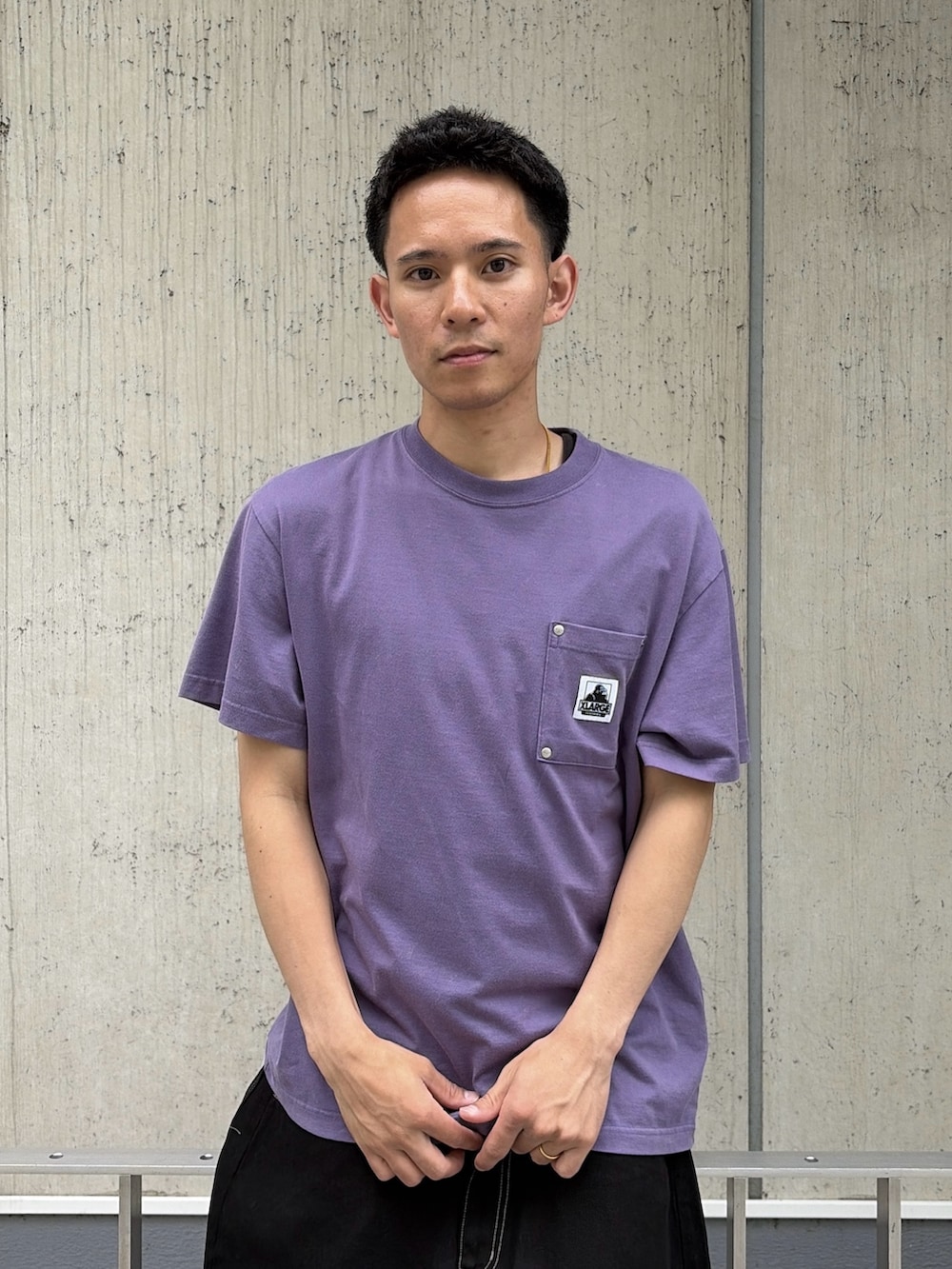 ブラック系のTシャツ/カットソー、グリーン系のデニムパンツを着用したメンズの夏コーディネートの6枚目の写真