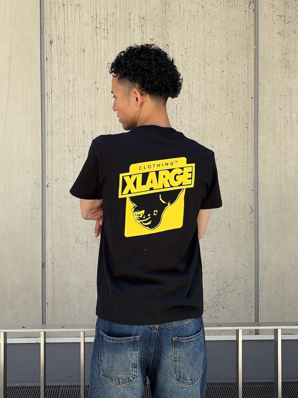 ピンク系のTシャツ/カットソー、ブルー系のデニムパンツを着用したメンズの夏コーディネートの6枚目の写真