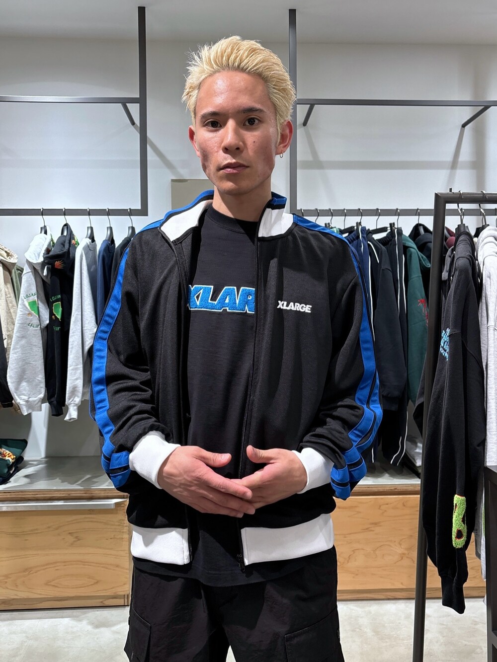 ブラック系のブルゾン、ブラック系のカーゴパンツ、ブラック系のTシャツ/カットソーを着用したメンズの冬コーディネートの8枚目の写真
