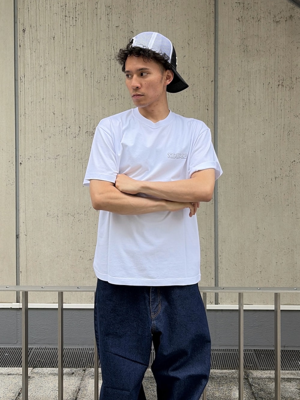 ブルー系のその他パンツ、ホワイト系のTシャツ/カットソー、ブラック系のキャップを着用したメンズの夏コーディネートの5枚目の写真