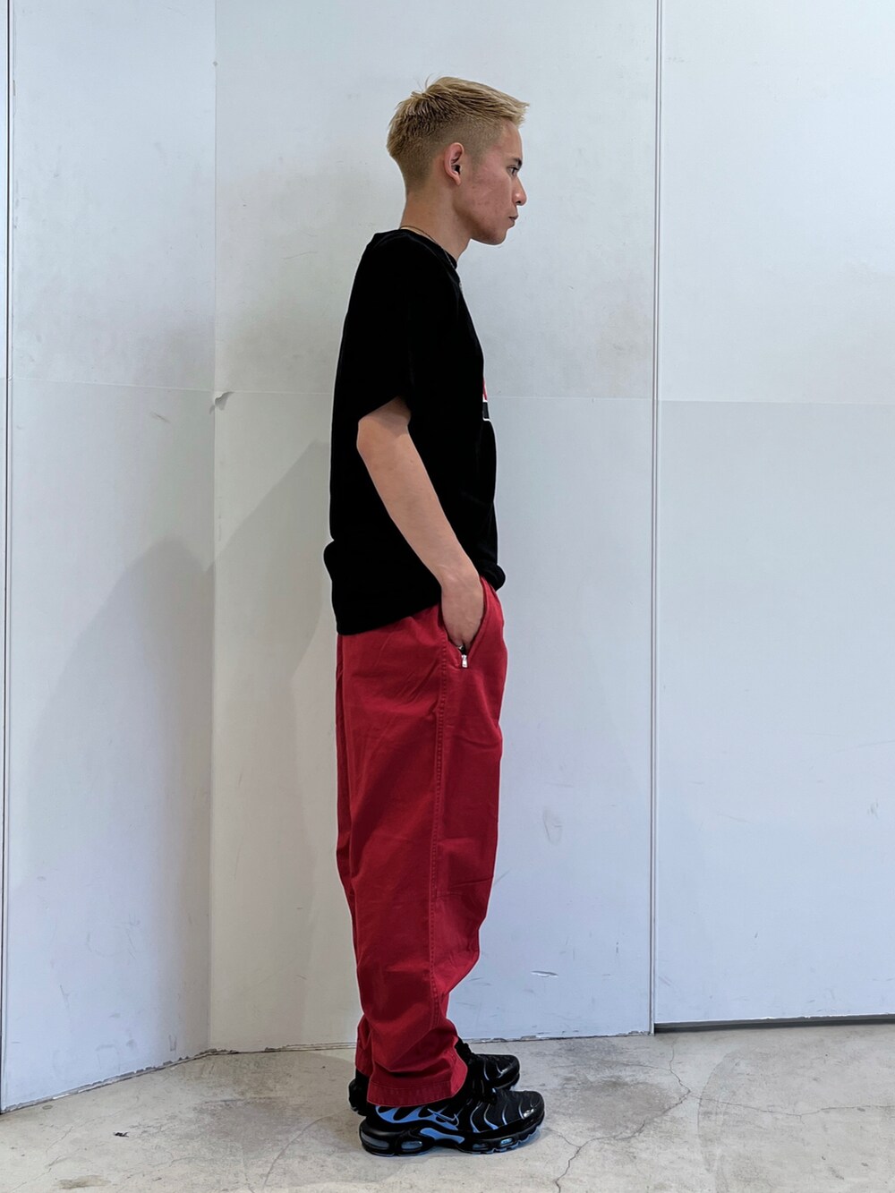 ブラック系のTシャツ/カットソー、レッド系のその他パンツを着用したメンズの夏コーディネートの4枚目の写真