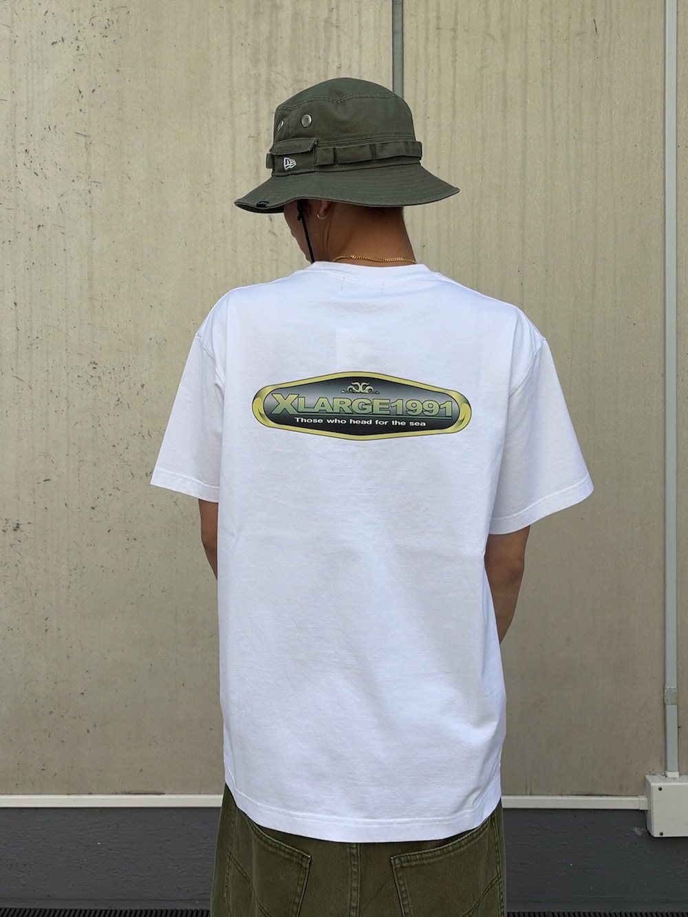 その他のその他パンツ、ホワイト系のTシャツ/カットソー、ブラック系のハットを着用したメンズの春コーディネートの6枚目の写真