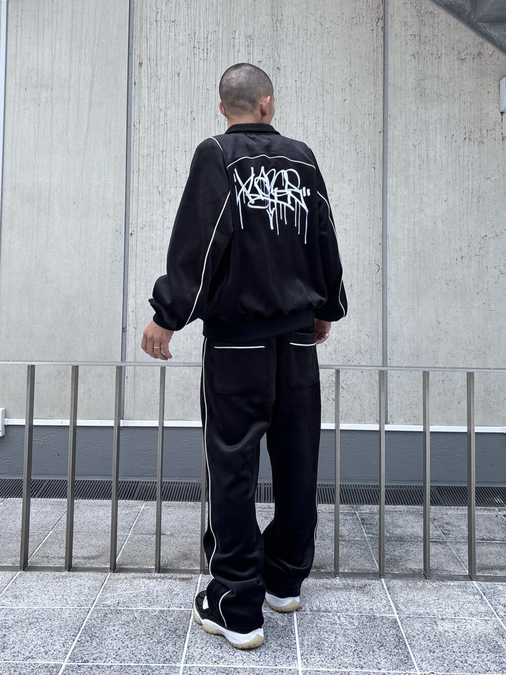 ブラック系のブルゾン、ブラック系のその他パンツを着用したメンズの秋コーディネートの5枚目の写真