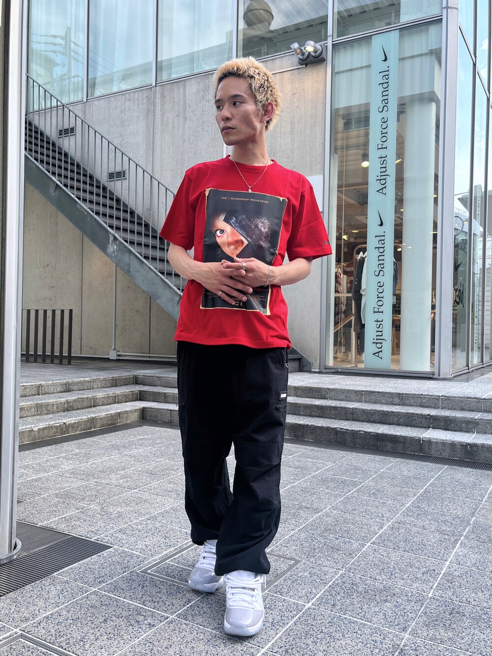 レッド系のTシャツ/カットソー、ブラック系のその他パンツを着用したメンズの夏コーディネートの2枚目の写真