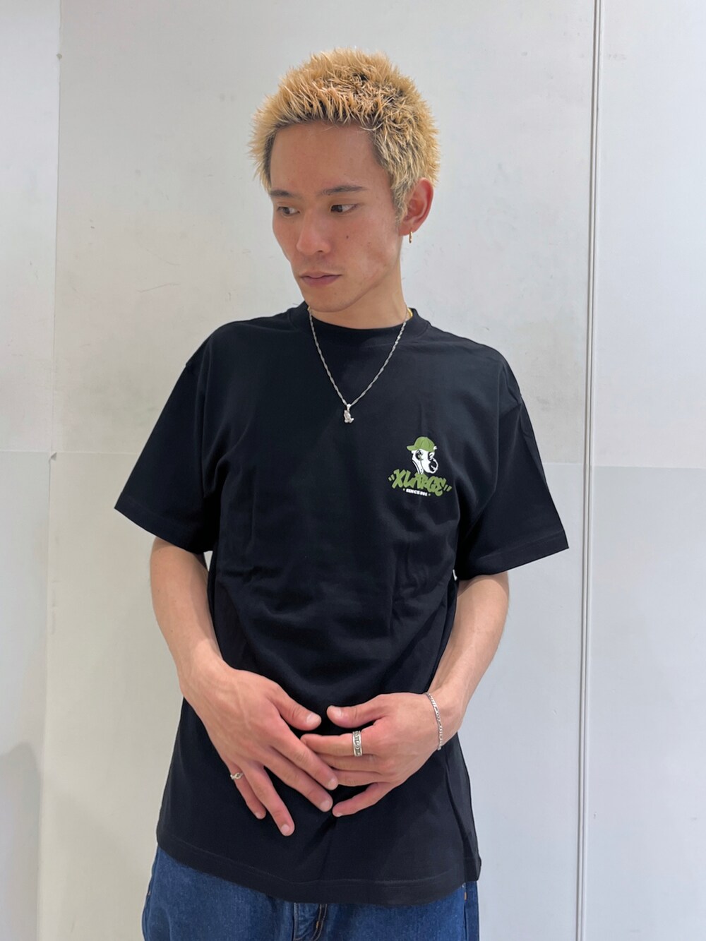 ブルー系のデニムパンツ、ブラック系のTシャツ/カットソーを着用したメンズの夏コーディネートの3枚目の写真