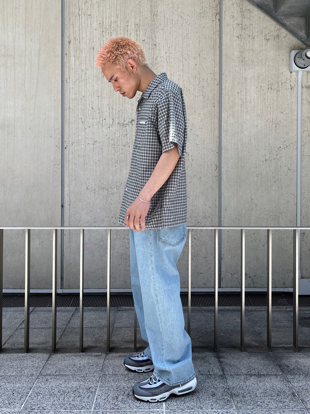 グリーン系のシャツ/ブラウス、ブルー系のデニムパンツを着用したメンズの夏コーディネートの2枚目の写真