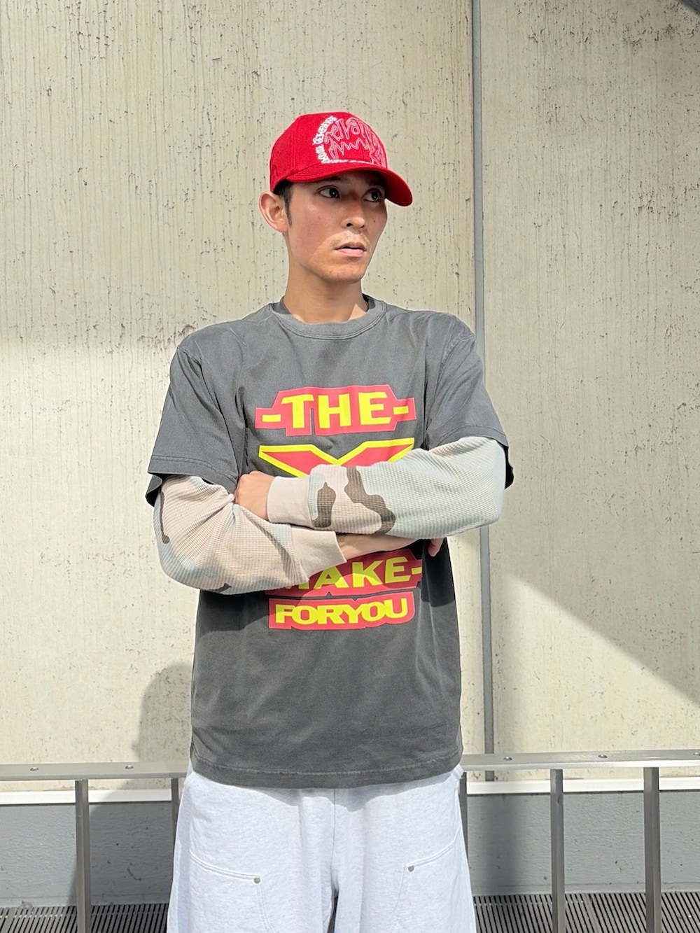 ブラック系のベスト、グレー系のTシャツ/カットソー、その他のTシャツ/カットソーを着用したメンズの夏コーディネートの8枚目の写真