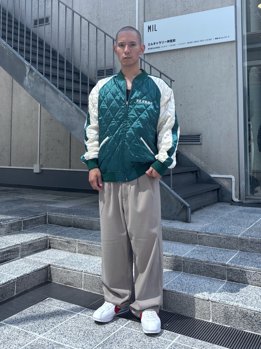 「XLARGEのREVERSIBLE SOUVENIR JACKET（スカジャン、ブラック系）」を使った、香村大貴さん（メンズ・165cm）の秋コーディネートの7枚目の写真
