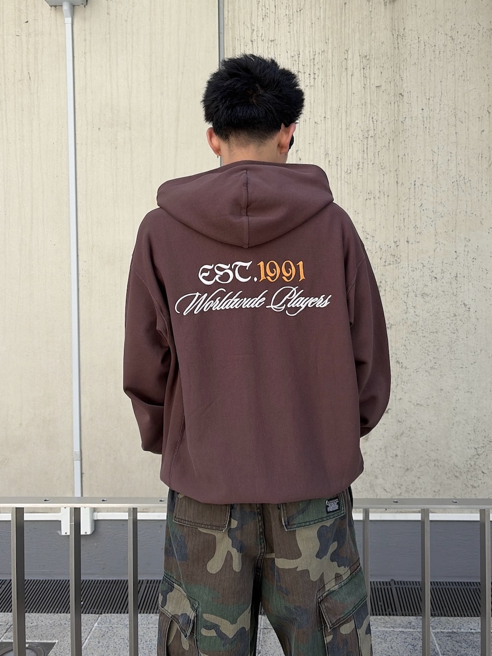 ブラウン系のパーカー、グリーン系のカーゴパンツを着用したメンズの春コーディネートの7枚目の写真