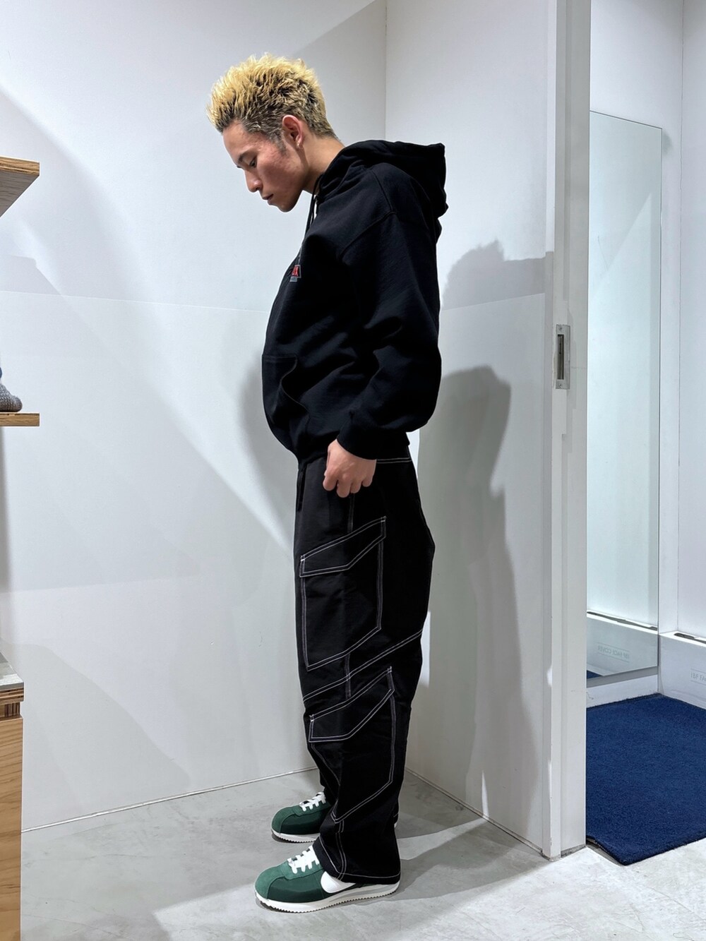 ブラック系のカーゴパンツ、ブラック系のパーカーを着用したメンズの冬コーディネートの2枚目の写真