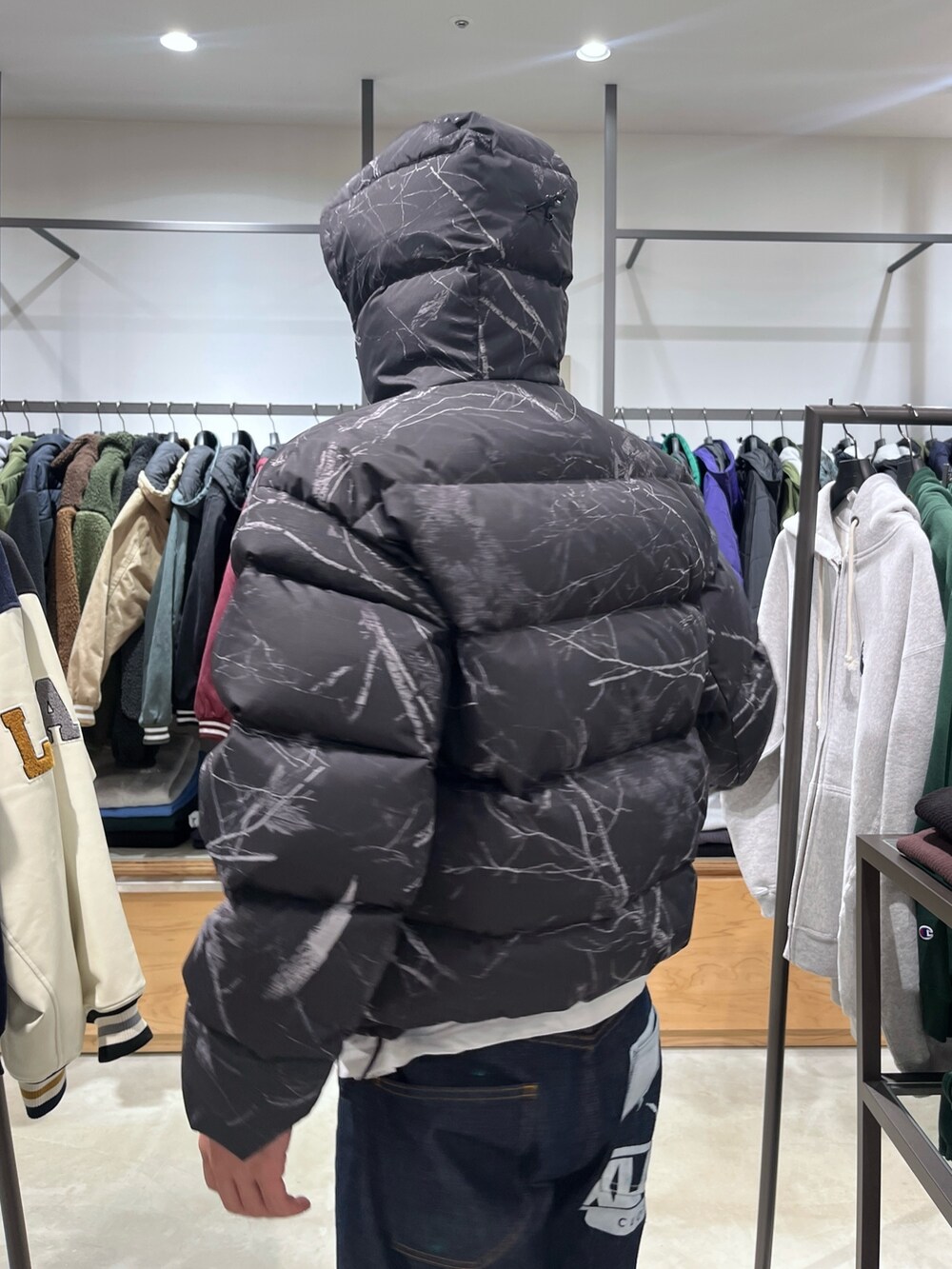 「XLARGEのOG DENIM PANTS（デニムパンツ、ブルー系）」を使った、香村大貴さん（メンズ・167cm）の冬コーディネートの7枚目の写真