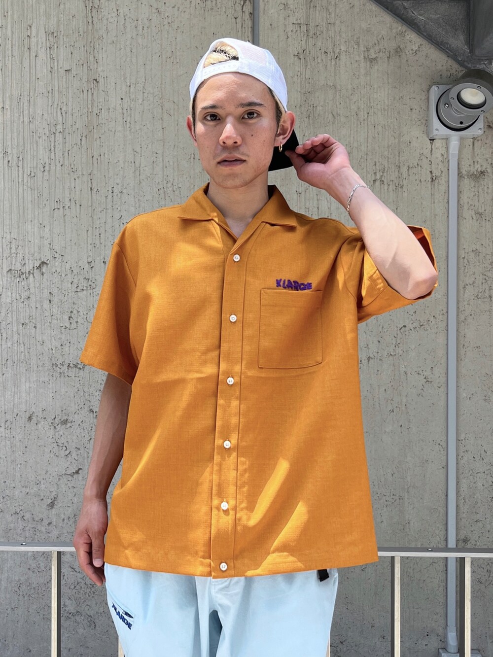 イエロー系のシャツ/ブラウス、グリーン系のその他パンツ、ホワイト系のキャップを着用したメンズの夏コーディネートの5枚目の写真