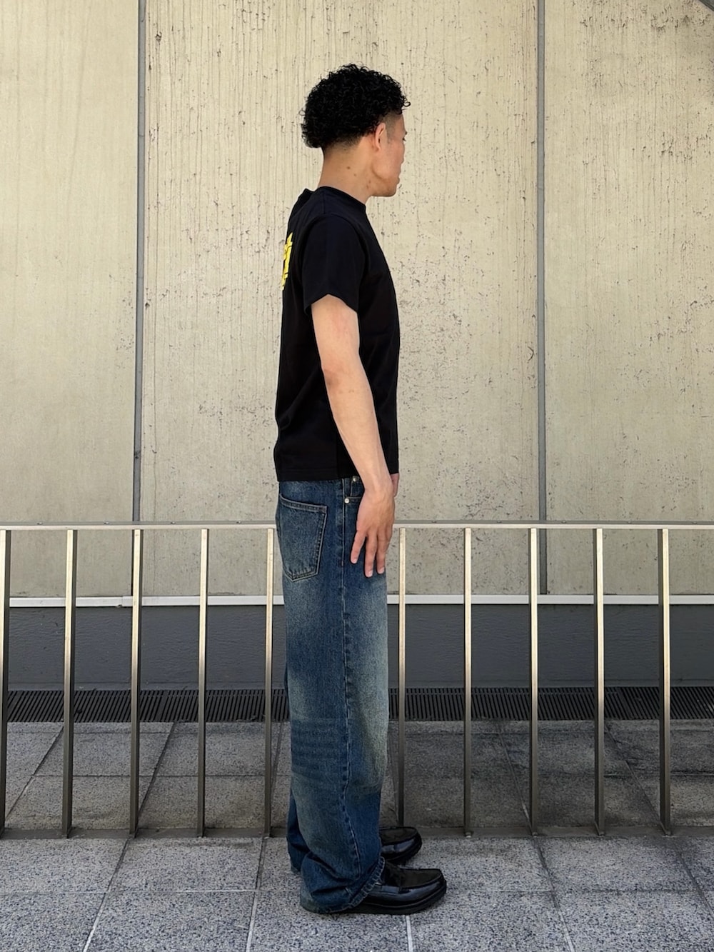 ピンク系のTシャツ/カットソー、ブルー系のデニムパンツを着用したメンズの夏コーディネートの3枚目の写真