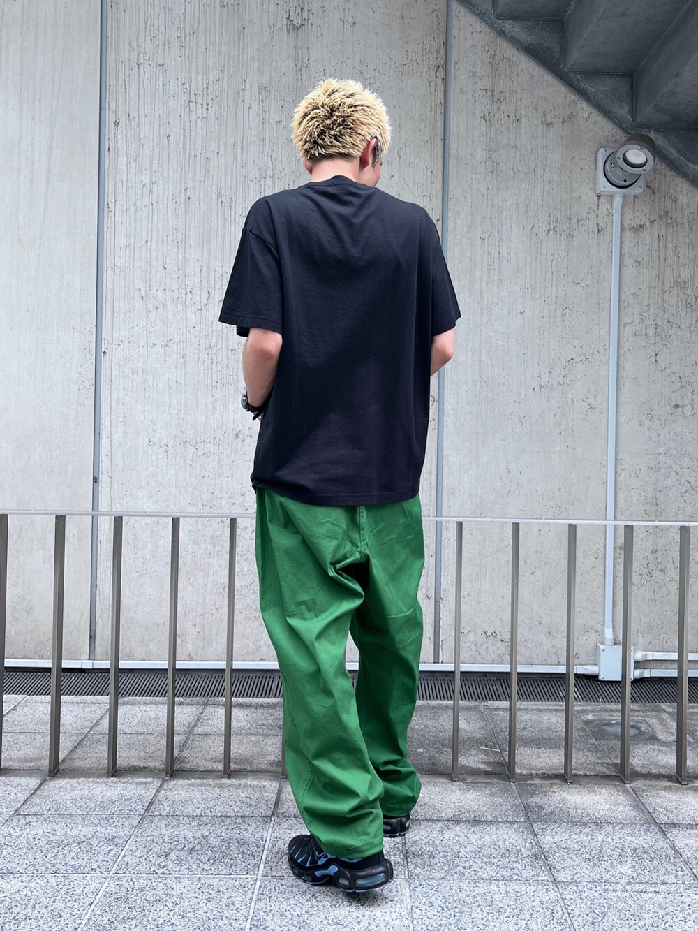 ブラック系のTシャツ/カットソー、グリーン系のその他パンツを着用したメンズの夏コーディネートの3枚目の写真
