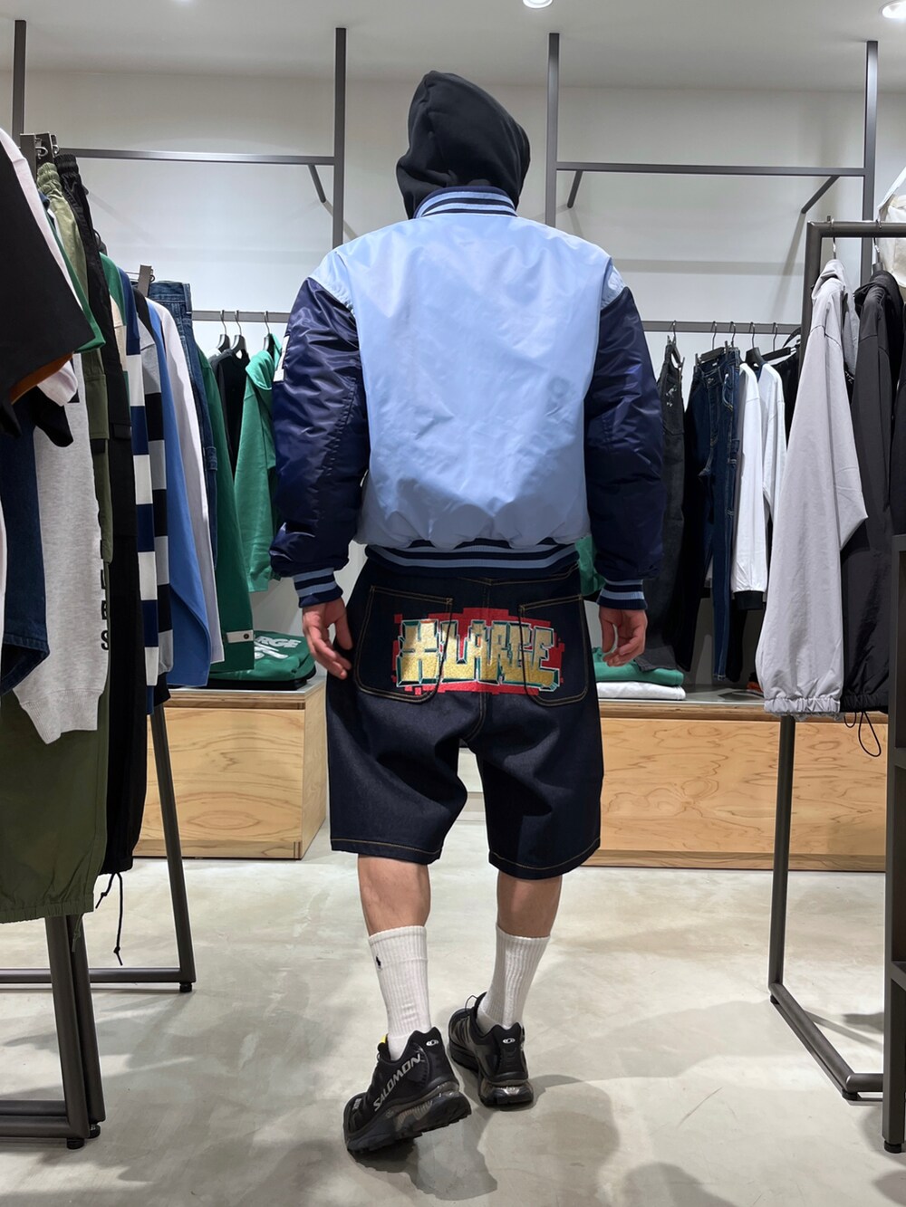 グレー系のスタジャンを着用したメンズの春コーディネートの3枚目の写真