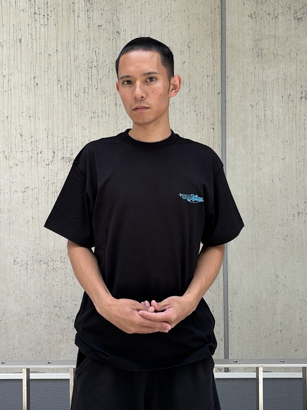 ホワイト系のTシャツ/カットソー、グレー系のスウェットパンツを着用したメンズの夏コーディネートの6枚目の写真