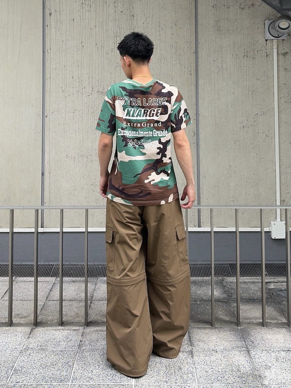 その他のTシャツ/カットソーを着用したメンズの夏コーディネートの5枚目の写真