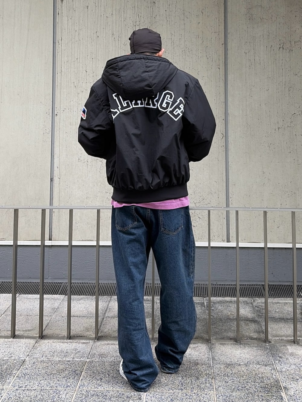 その他のブルゾン、ピンク系のTシャツ/カットソー、ブルー系のデニムパンツを着用したメンズの秋コーディネートの4枚目の写真