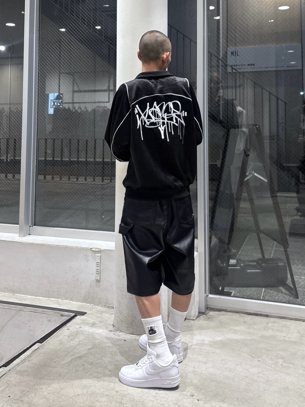 ブラック系のブルゾンを着用したメンズの秋コーディネートの4枚目の写真