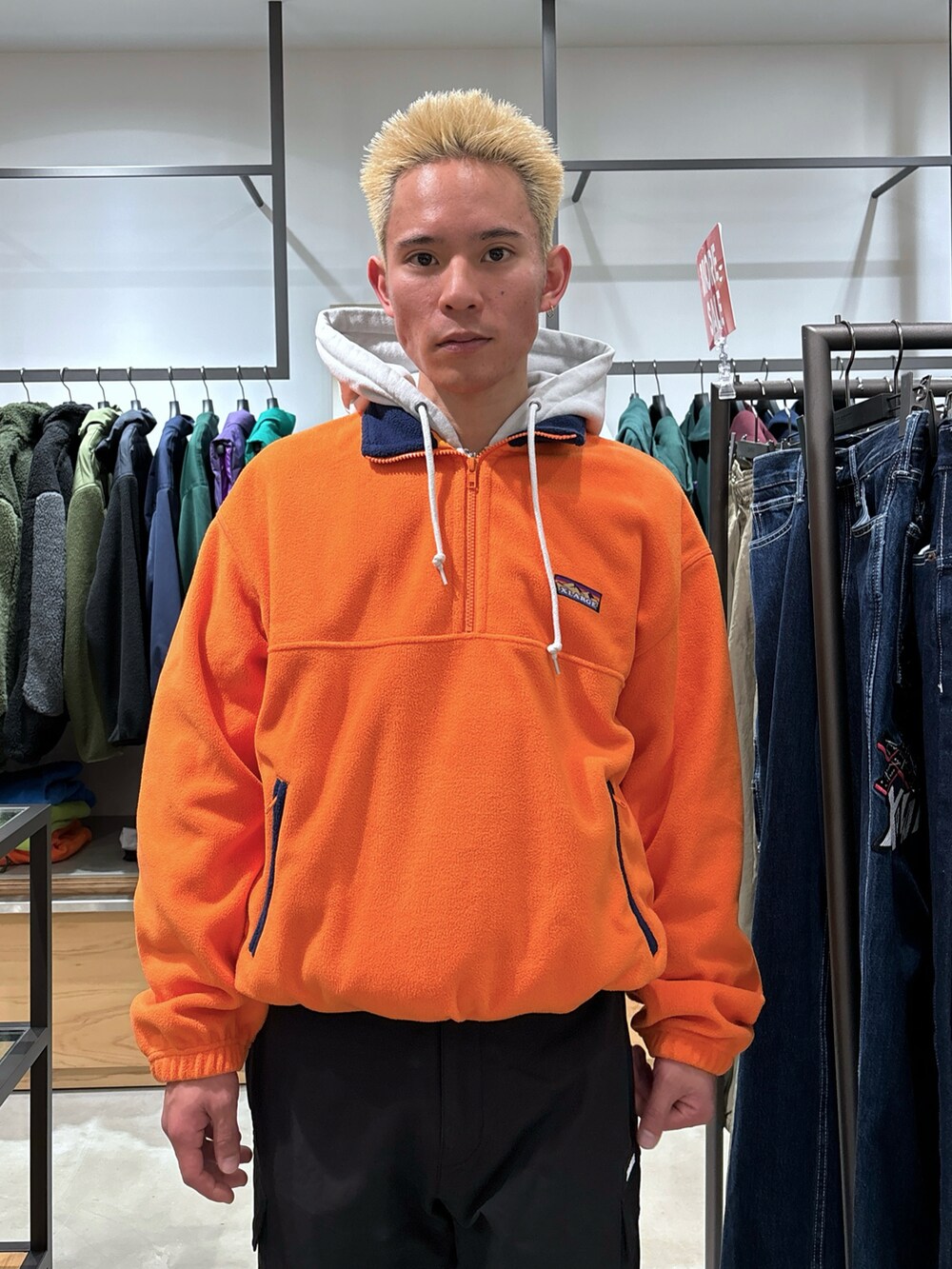 オレンジ系のブルゾン、ブラック系のその他パンツを着用したメンズの冬コーディネートの5枚目の写真