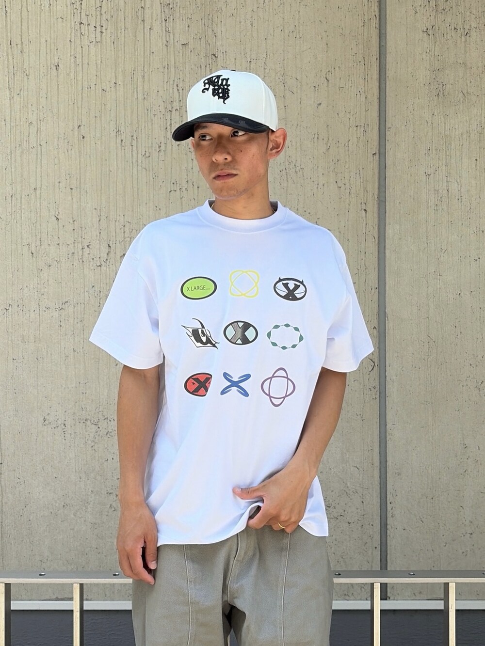 ホワイト系のTシャツ/カットソー、グレー系のその他パンツ、ホワイト系のキャップを着用したメンズの夏コーディネートの9枚目の写真