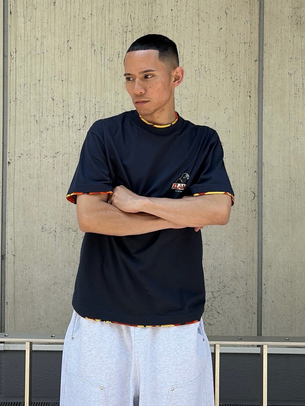 ブルー系のTシャツ/カットソー、グレー系のスウェットパンツを着用したメンズの夏コーディネートの6枚目の写真