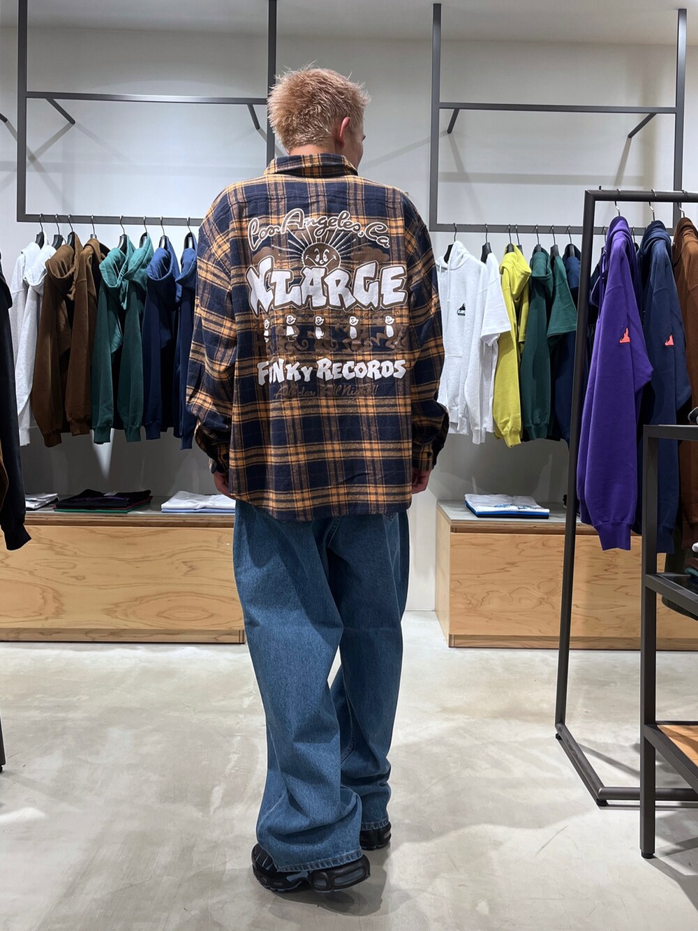 ブルー系のデニムパンツ、オレンジ系のシャツ/ブラウスを着用したメンズの秋コーディネートの3枚目の写真