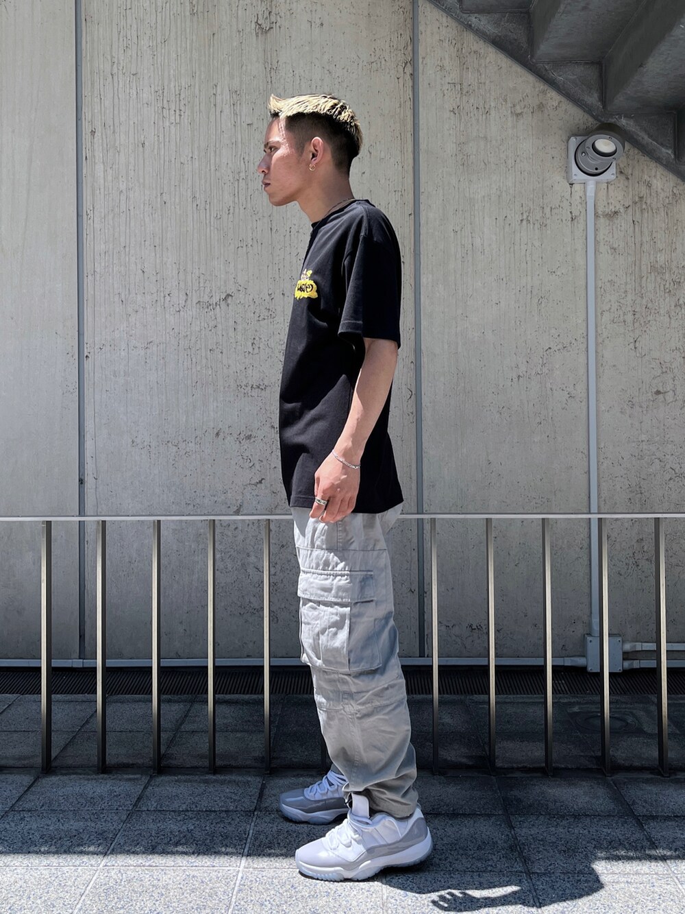 ブラック系のTシャツ/カットソー、グレー系のカーゴパンツを着用したメンズの夏コーディネートの4枚目の写真