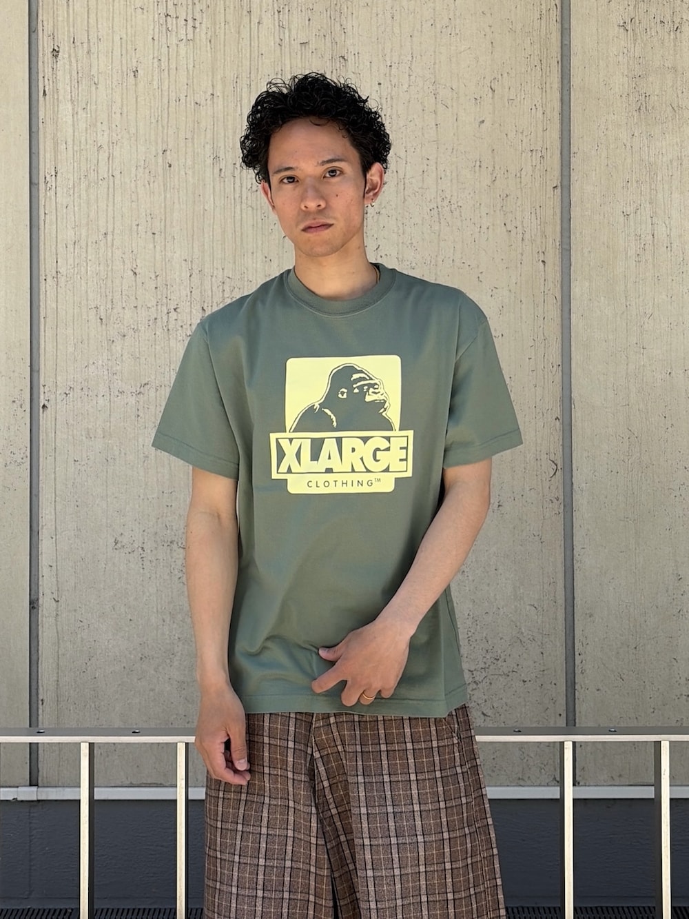 ホワイト系のTシャツ/カットソー、その他のその他パンツを着用したメンズの春コーディネートの5枚目の写真