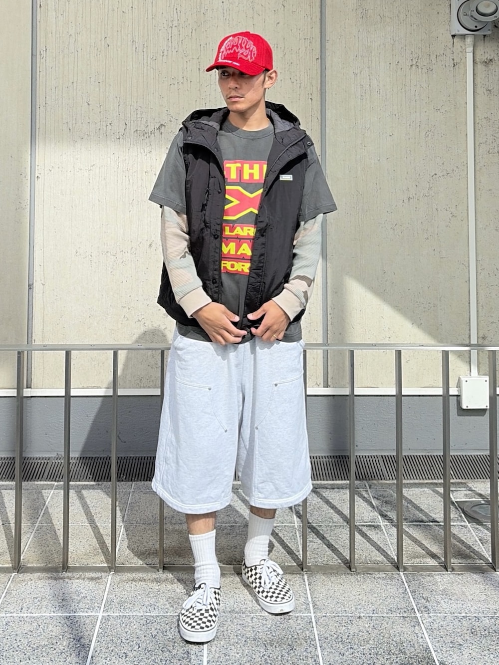 ブラック系のベスト、グレー系のTシャツ/カットソー、その他のTシャツ/カットソーを着用したメンズの夏コーディネートの2枚目の写真