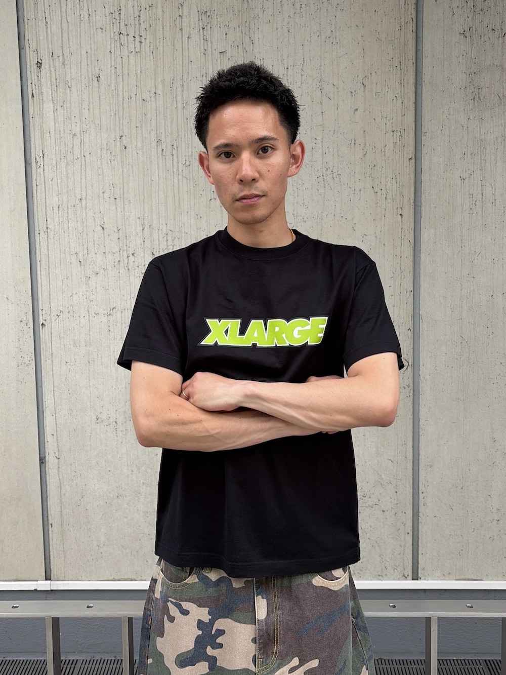 その他のその他パンツ、ブラック系のTシャツ/カットソーを着用したメンズの夏コーディネートの6枚目の写真