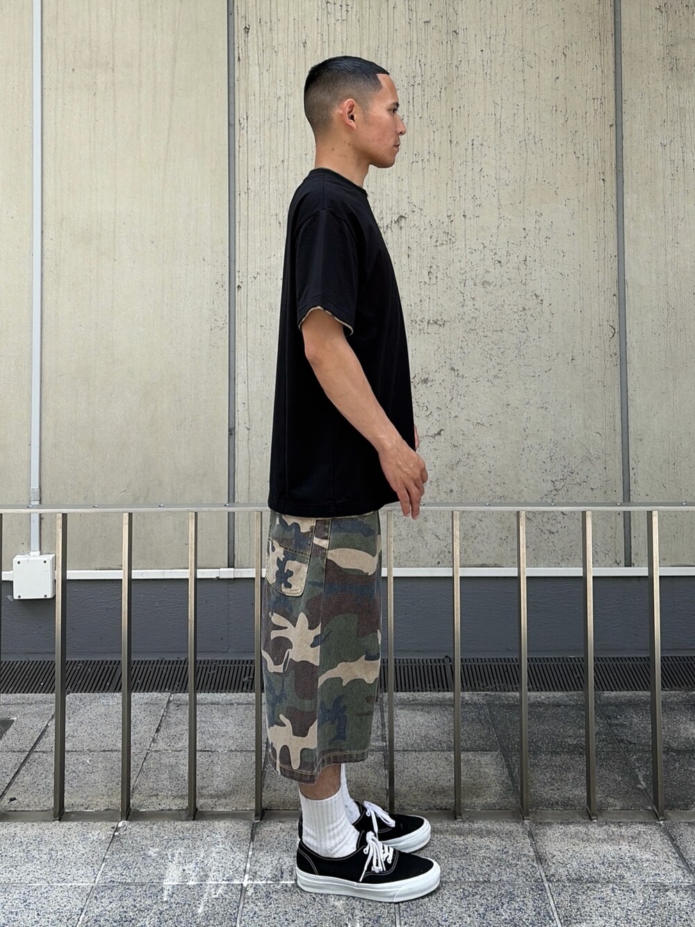 ブラック系のTシャツ/カットソー、その他のその他パンツを着用したメンズの夏コーディネートの3枚目の写真