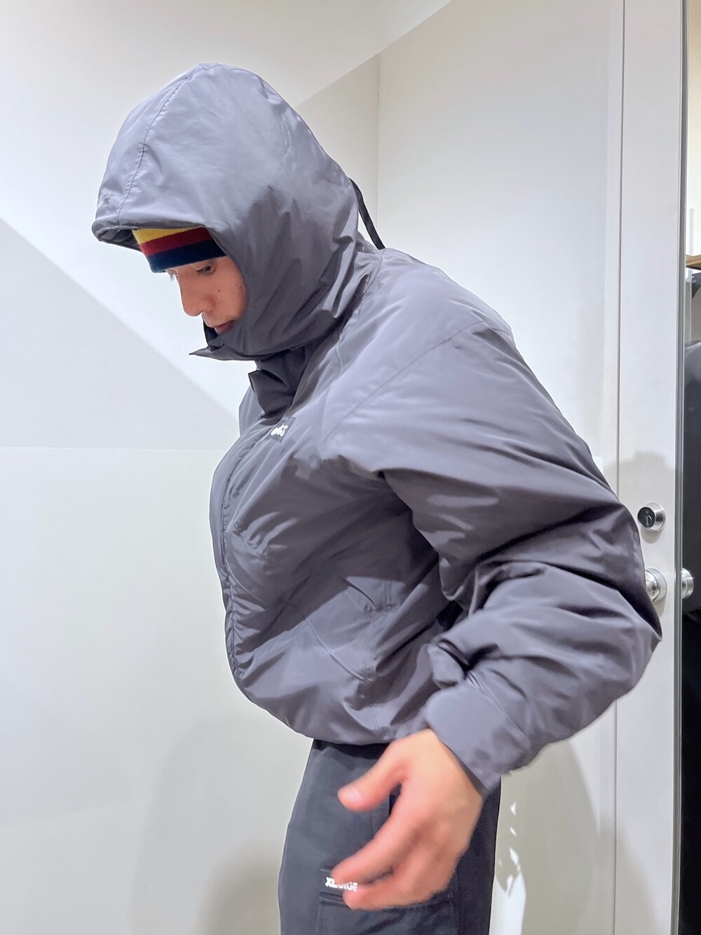 ブラック系のその他パンツ、グレー系のその他アウターを着用したメンズの冬コーディネートの8枚目の写真