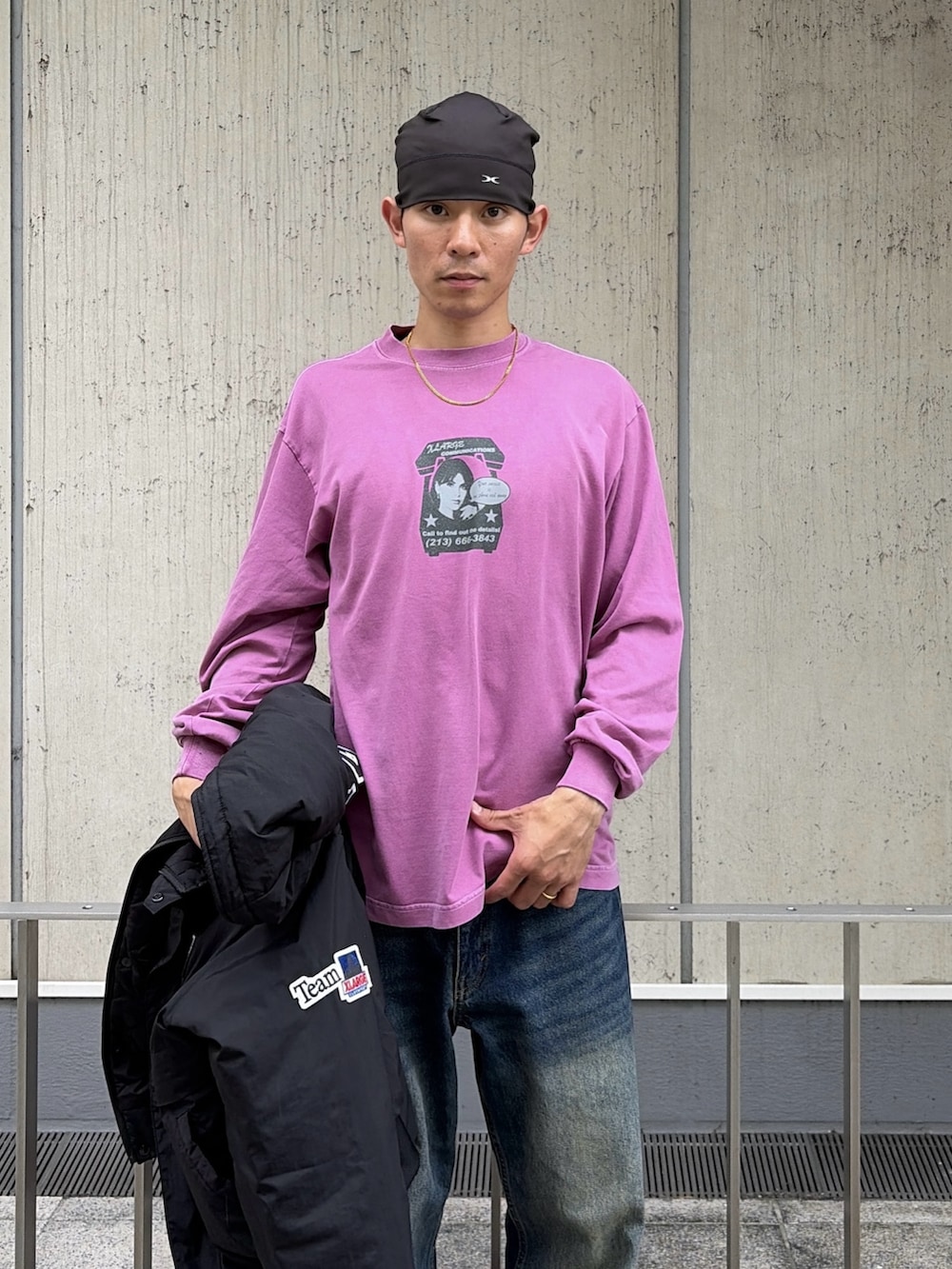 その他のブルゾン、ピンク系のTシャツ/カットソー、ブルー系のデニムパンツを着用したメンズの秋コーディネートの10枚目の写真