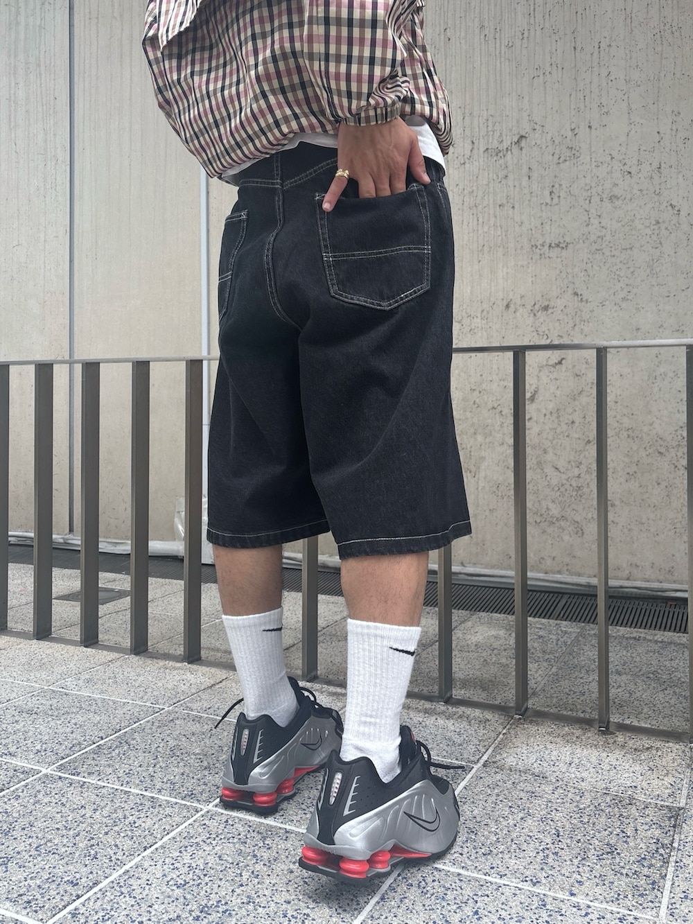 ピンク系のその他アウター、ブラック系のその他パンツを着用したメンズの春コーディネートの8枚目の写真