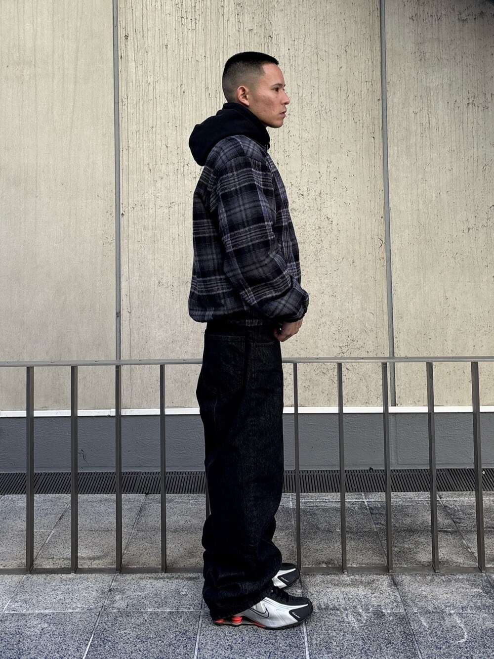 ブラウン系のその他アウター、ブラック系のデニムパンツを着用したメンズの冬コーディネートの3枚目の写真