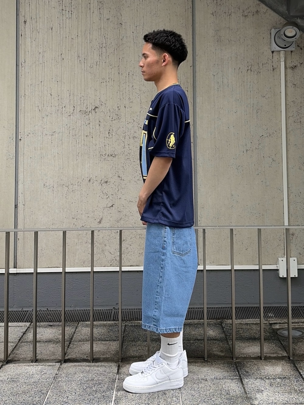 ホワイト系のTシャツ/カットソー、ブルー系のデニムパンツを着用したメンズの夏コーディネートの2枚目の写真