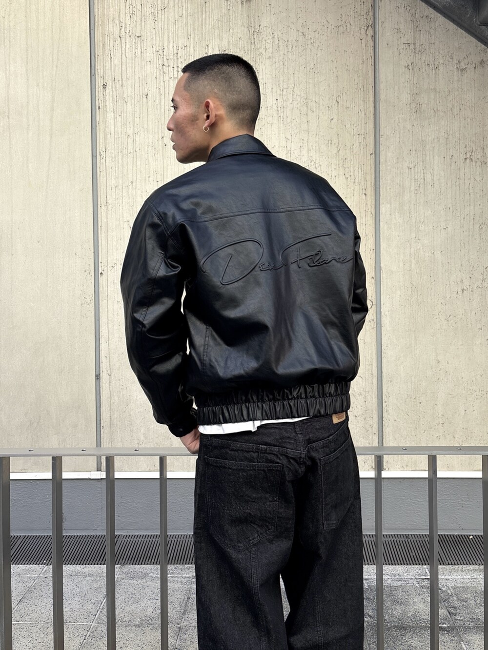 ブラック系のその他アウター、ブラック系のデニムパンツを着用したメンズの冬コーディネートの6枚目の写真