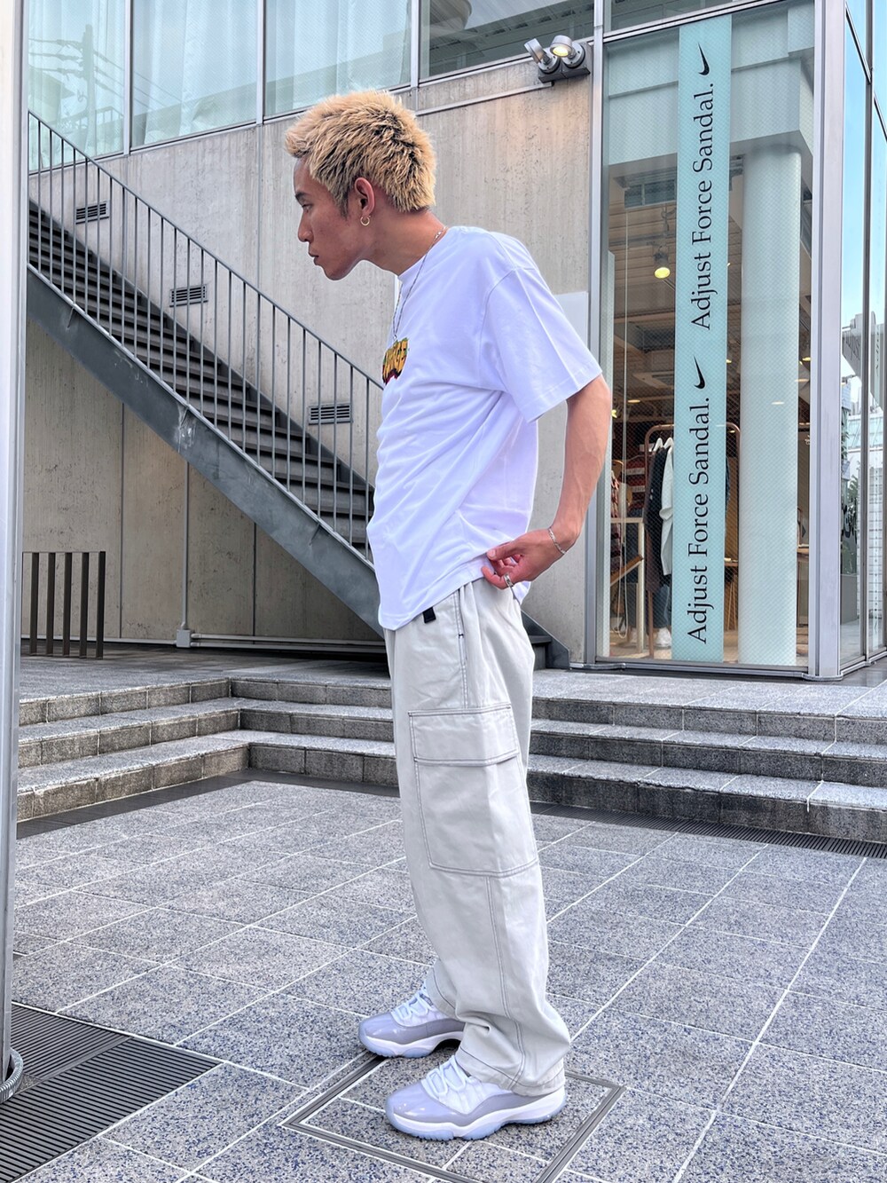 ホワイト系のTシャツ/カットソー、グレー系のカーゴパンツを着用したメンズの夏コーディネートの3枚目の写真