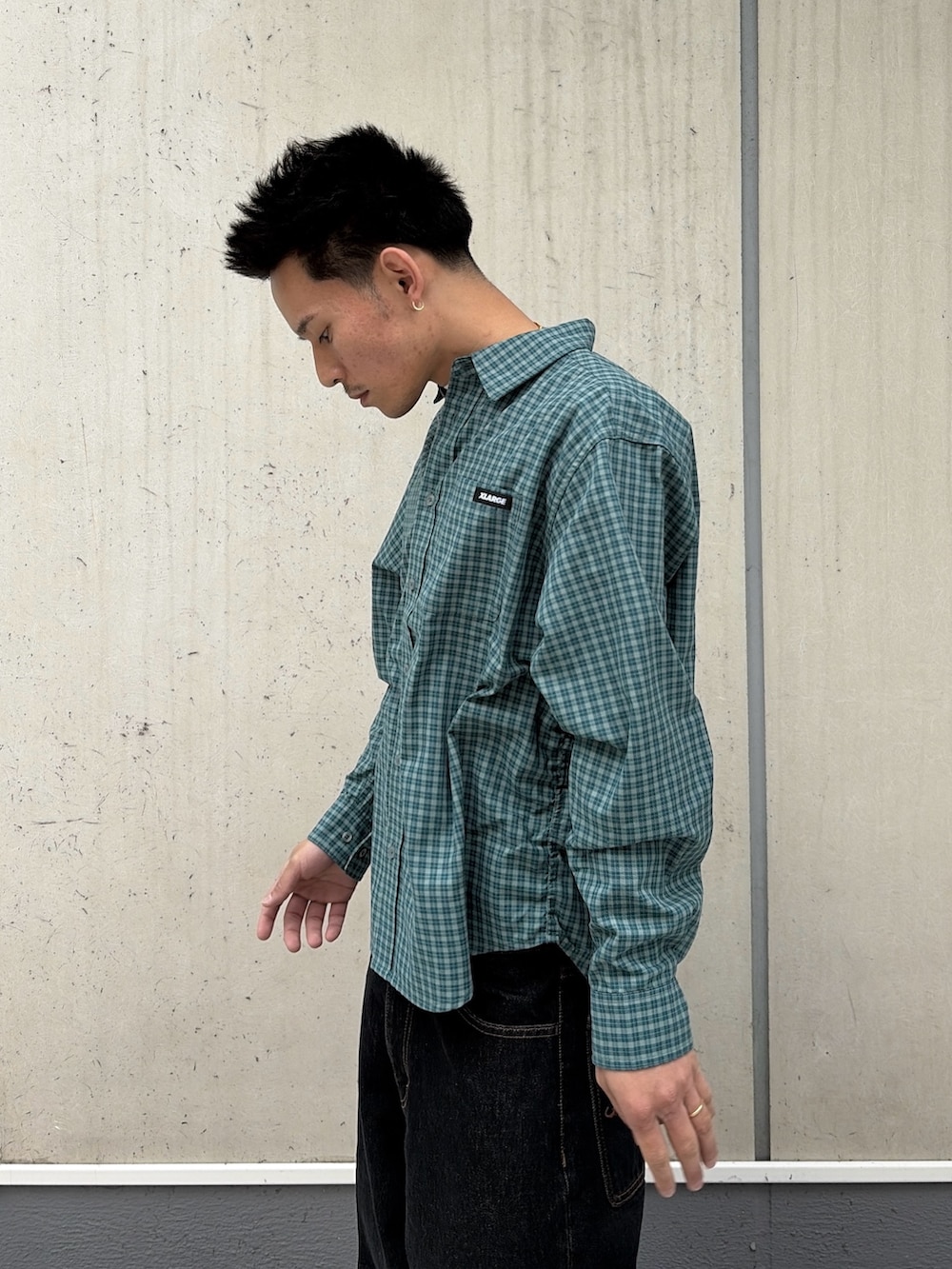 グリーン系のシャツ/ブラウス、ブラック系のデニムパンツを着用したメンズの春コーディネートの6枚目の写真