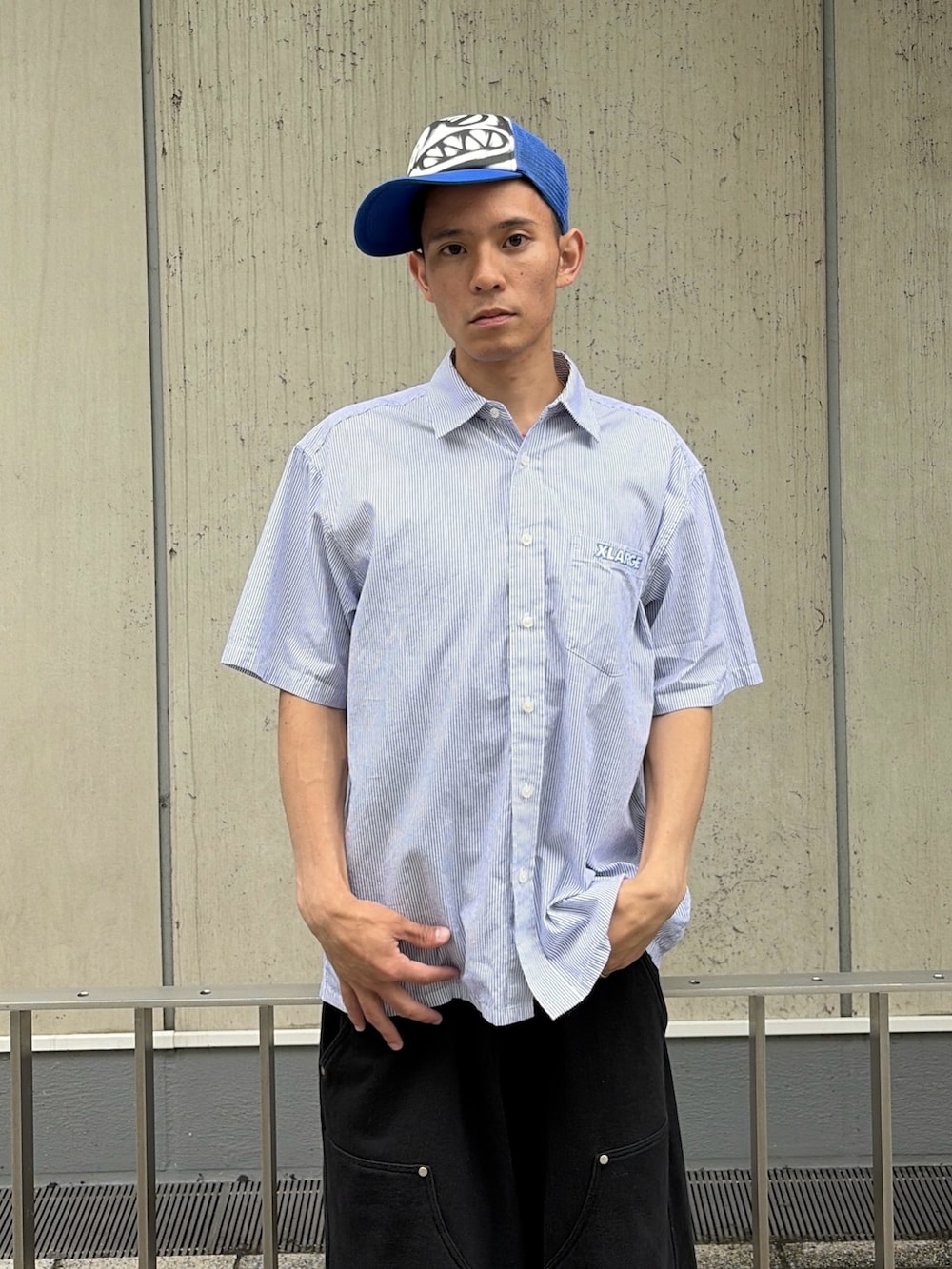 ホワイト系のシャツ/ブラウス、グレー系のスウェットパンツ、ブルー系のキャップを着用したメンズの夏コーディネートの5枚目の写真