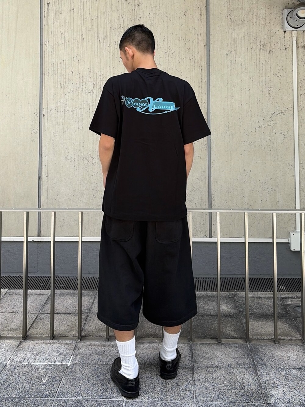 ホワイト系のTシャツ/カットソー、グレー系のスウェットパンツを着用したメンズの夏コーディネートの5枚目の写真