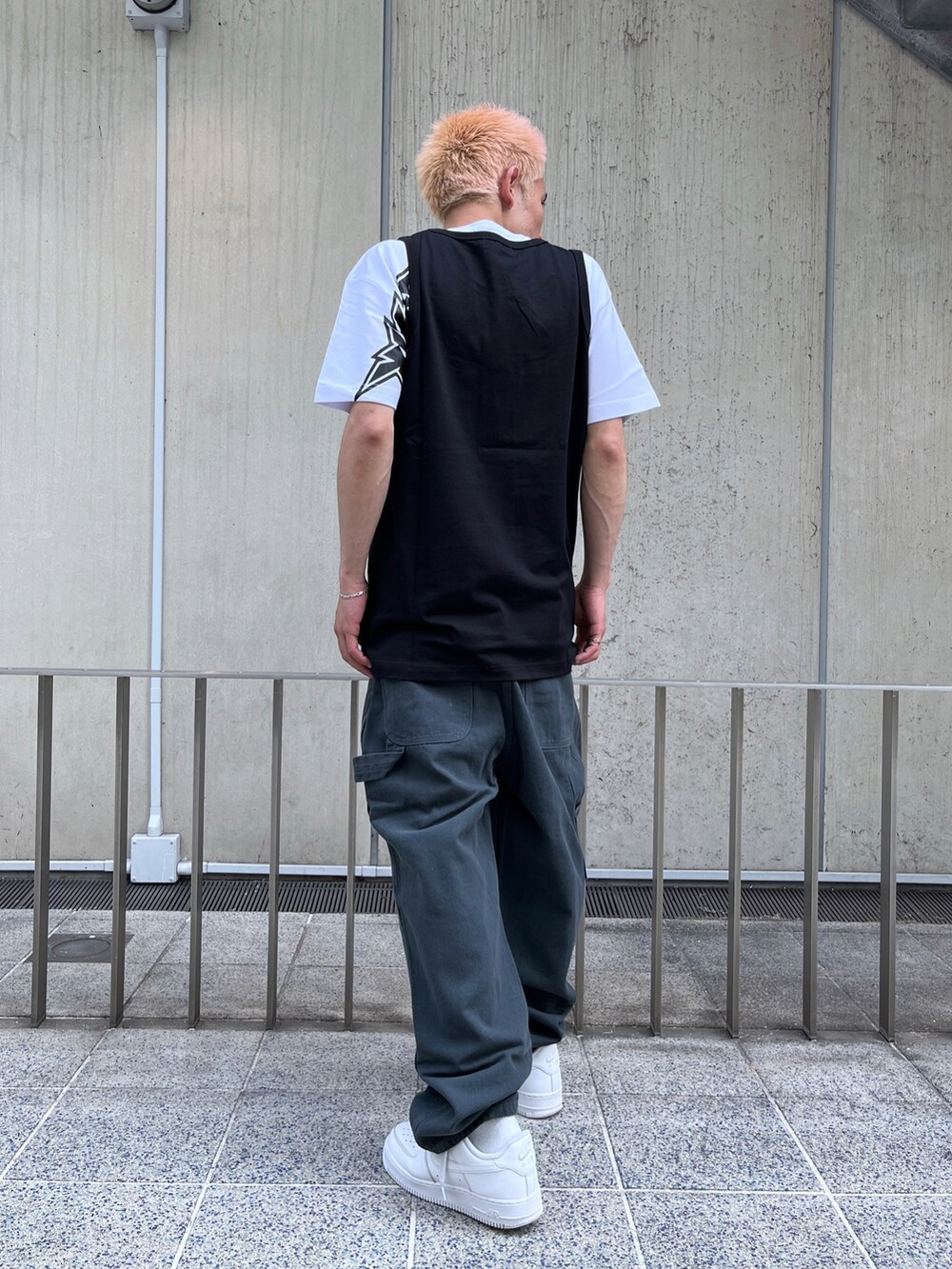 ホワイト系のTシャツ/カットソー、ブラック系のその他パンツ、ブラック系のタンクトップを着用したメンズの夏コーディネートの3枚目の写真