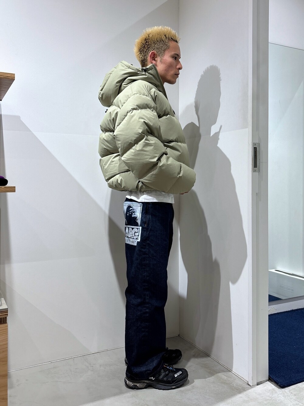 その他のダウンジャケット/コート、ブラック系のその他パンツを着用したメンズの冬コーディネートの5枚目の写真