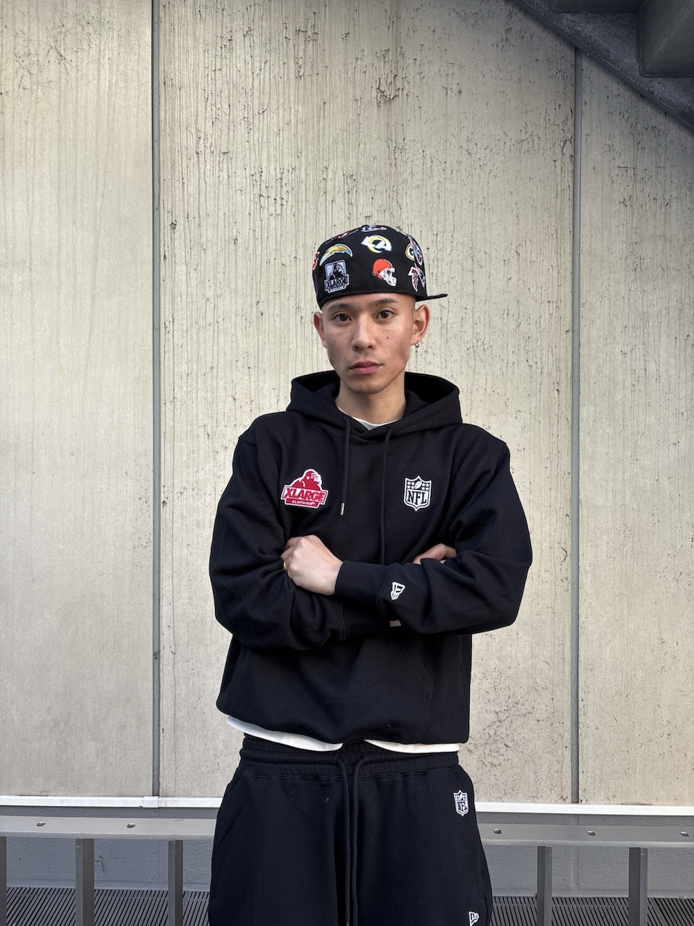 ブラック系のブルゾン、ブラック系のパーカー、ブラック系のスウェットパンツを着用したメンズの冬コーディネートの9枚目の写真