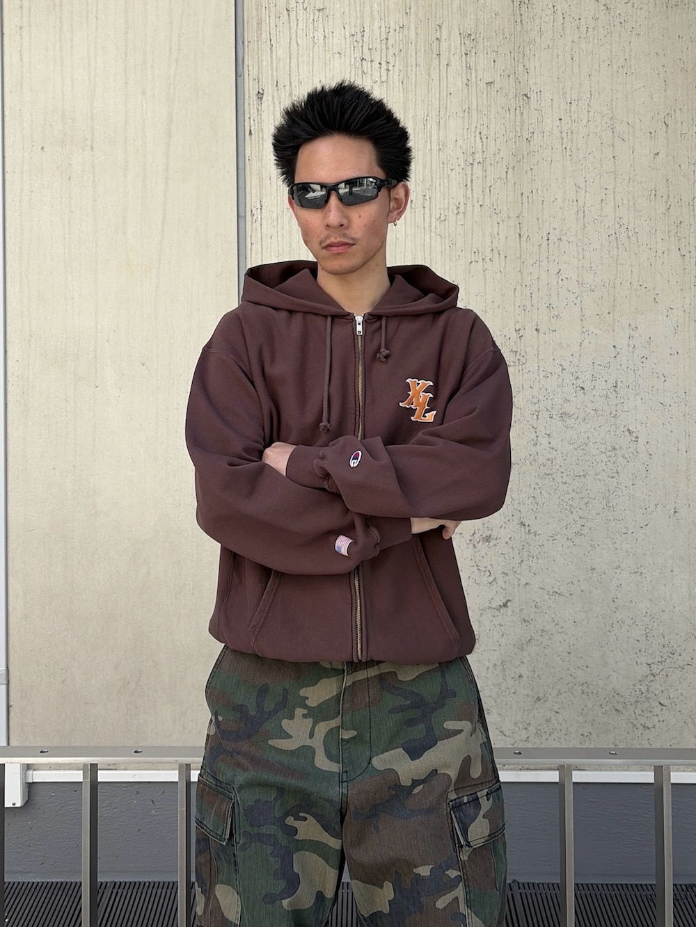 ブラウン系のパーカー、グリーン系のカーゴパンツを着用したメンズの春コーディネートの6枚目の写真