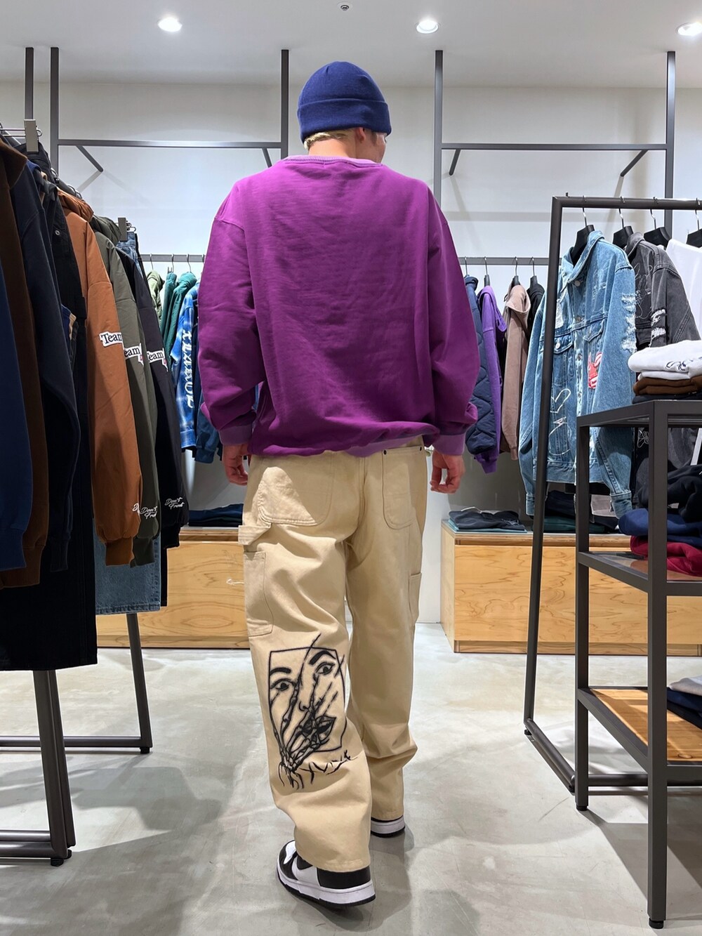 パープル系のスウェット、ベージュ系のその他パンツ、ブルー系のニットキャップ/ビーニーを着用したメンズの秋コーディネートの5枚目の写真
